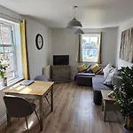 Ivy - Part Of The The Bay Village With Pool, Gym And Direct Access, Pub, Restaurant, Tennis And Meadows Walks * ファイリー