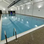 Ivy - Part Of The The Bay Village With Pool, Gym And Direct Access, Pub, Restaurant, Tennis And Meadows Walks *
